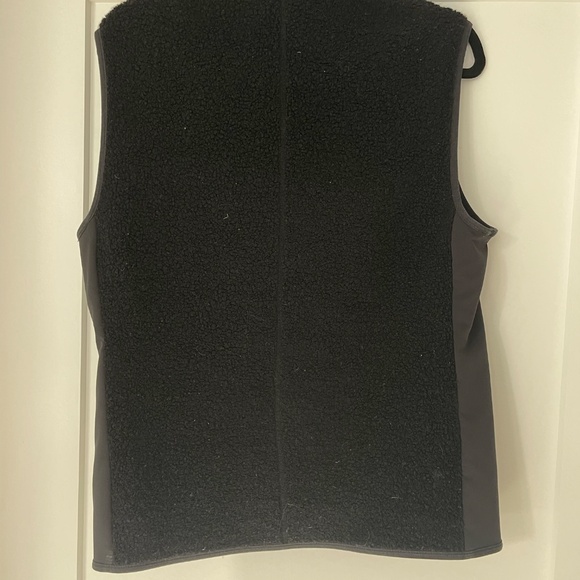Men's Lululemon Tundra Trek Vest, size small - Picture 3 of 5